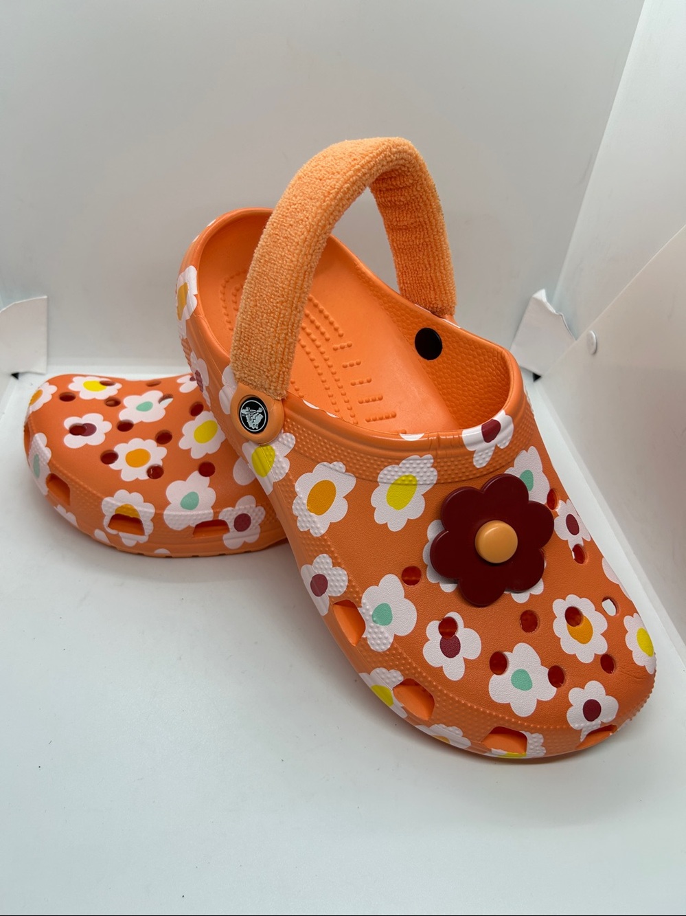 Crocs Classic Terry Cloth Clog Size 12 Unisex Orange And White Daisy Flower - Picture 4 of 12